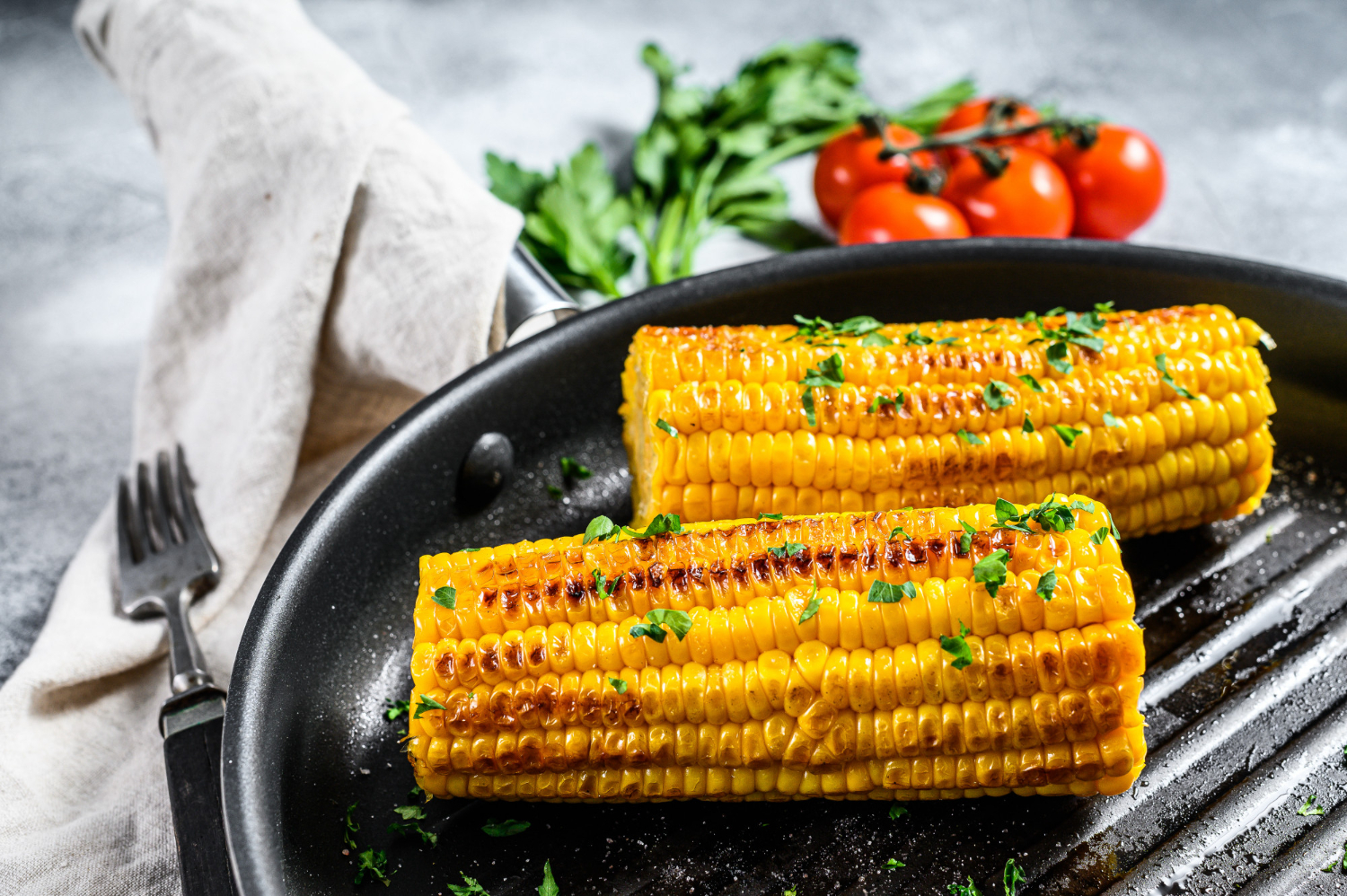 Kokonainen porsaan sisäfile airfryer, paistettu kultaiseksi ja tarjoiltu leikattuna.